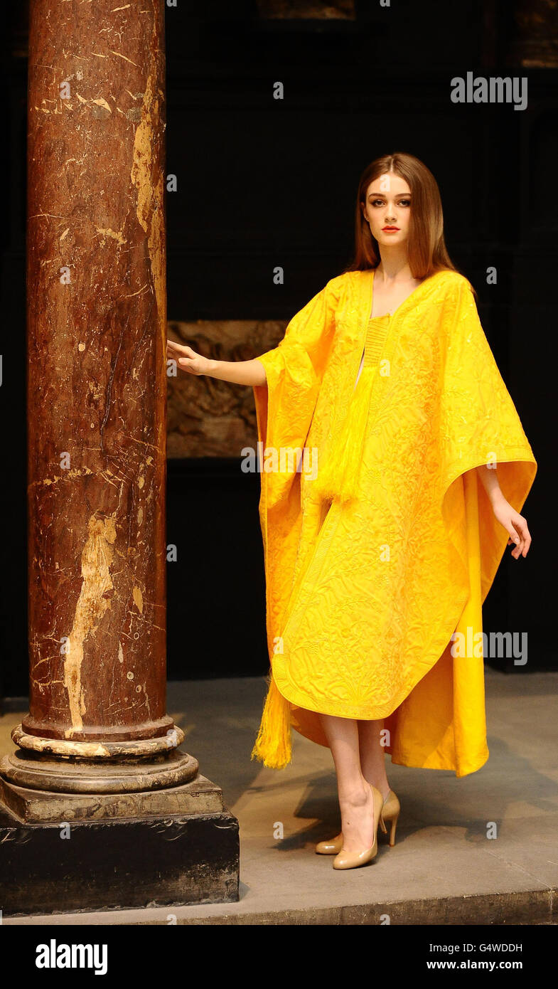 Golden Spider Silk photocall Stock Photo Alamy