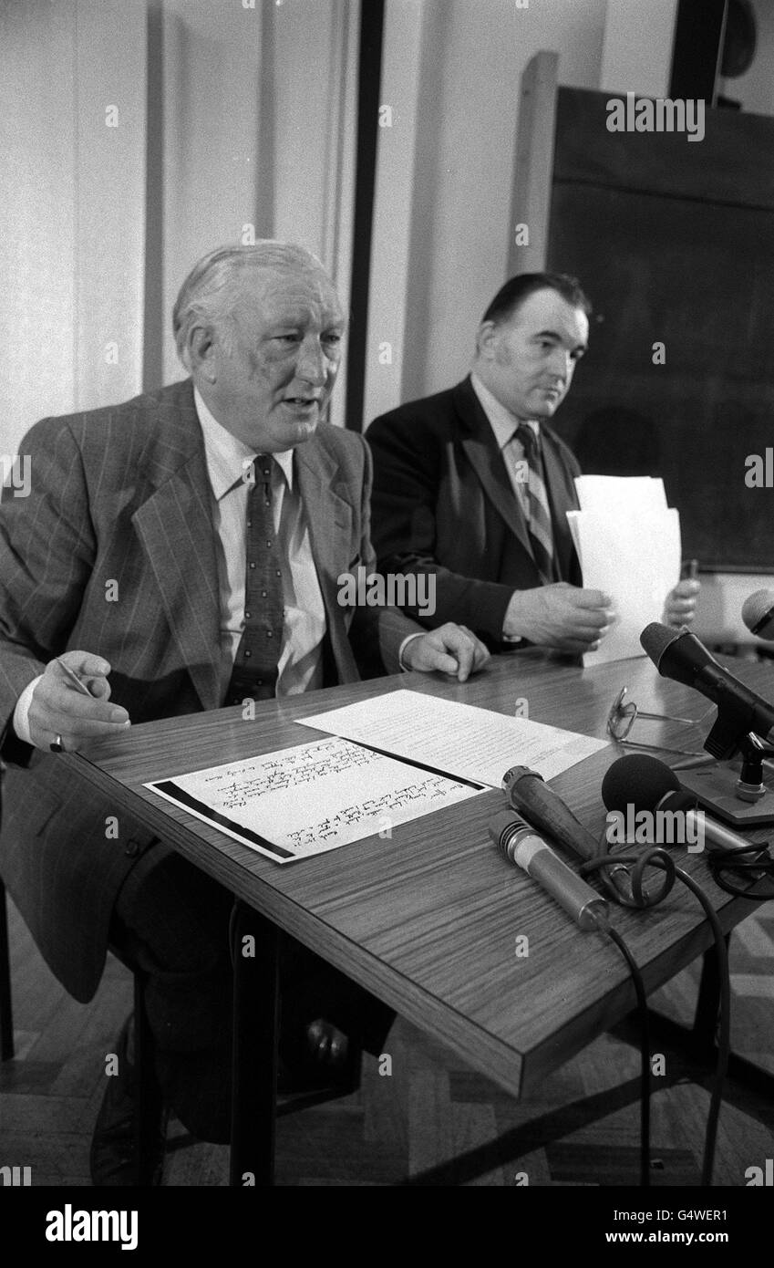PA Photo 29/6/79 Police Assistant Chief Constable George Oldfield reads the text of a letter thought to be written by the Yorkshire Ripper to the media at a press conference in Wakefield, West Yorkshire Stock Photo