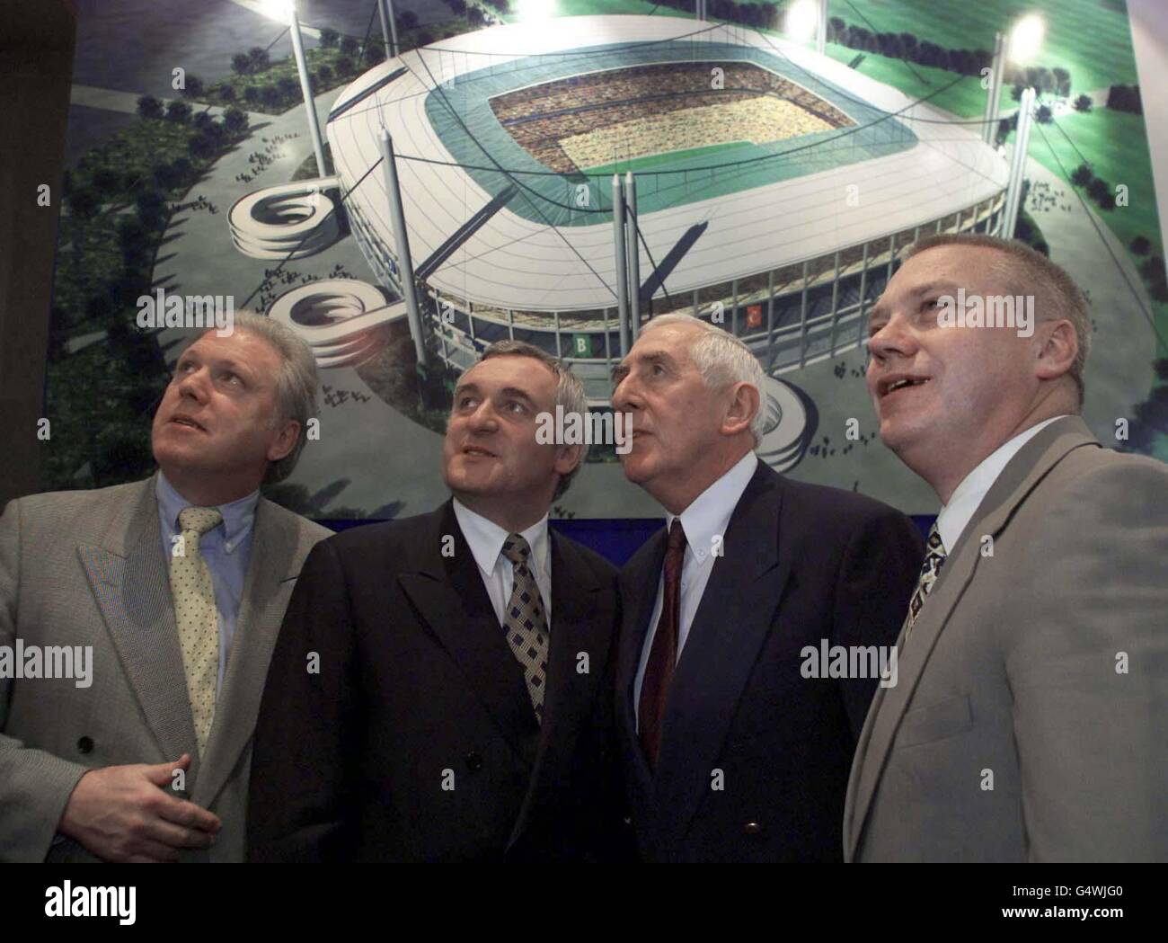 Taoiseach Bertie Ahern (2nd left) with famous Irish sports personalities at the Government announcement of a new 80,000 seater National Sports Stadium in Dublin. (From left) Fergas Slattery, former Irish Rugby International, Bertie Ahern, Ronnie Delany Olympic Champion in 1956, and Paidi O'Se, former All Ireland medal winner, Stock Photo