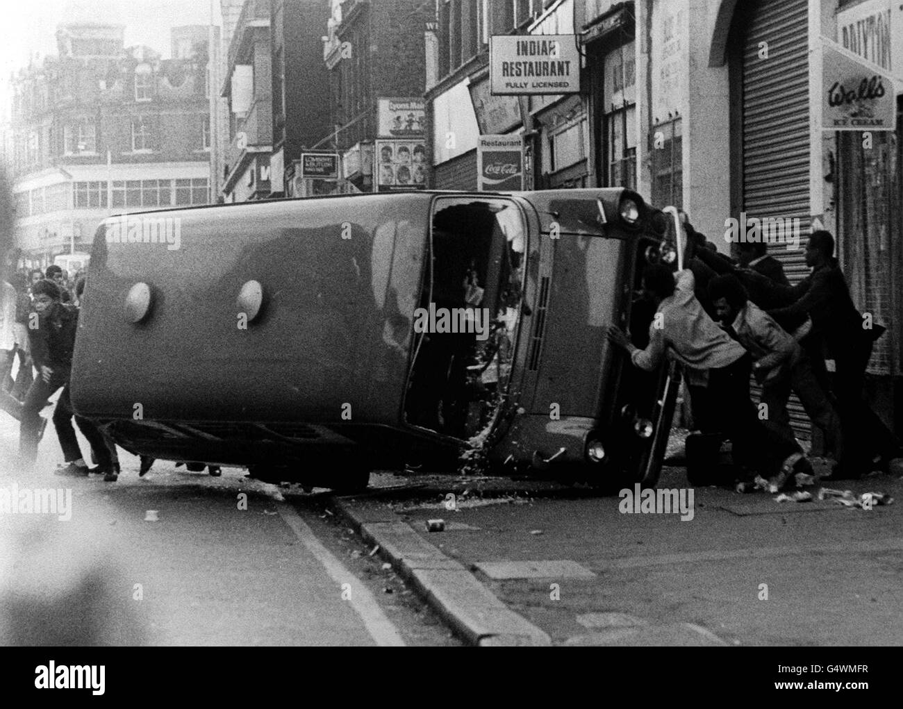 London riots rioting Black and White Stock Photos & Images - Alamy