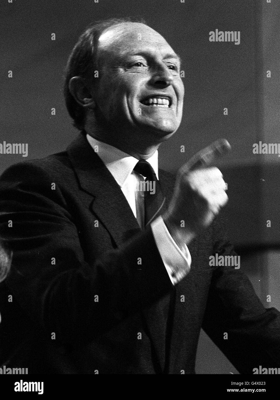 Labour leader Neil Kinnock in a second passsionate speech to conference. Mr Kinnock declared that it would be "utterly dishonest" to pledge that a future Labour government would repay all the court fines incurred by the Miners Union in its year-long strike. PA NEWS PHOTO 2/10/85 LABOUR PARTY LEADER NEIL KINNOCK IN HIS SECOND PASSIONATE SPEECH OF THE LABOUR PARTY CONFERENCE. Stock Photo
