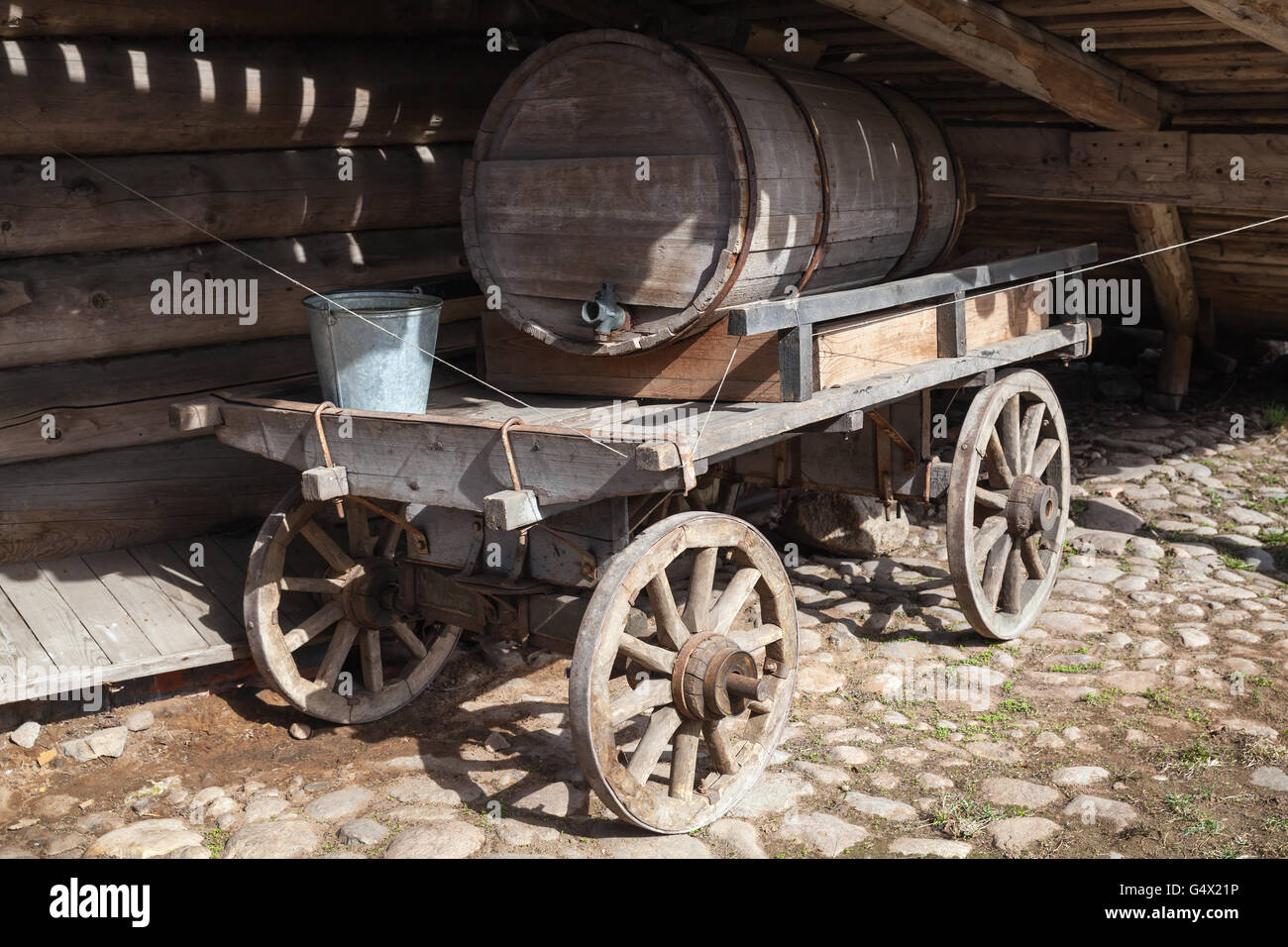 Wooden water tank hires stock photography and images Alamy
