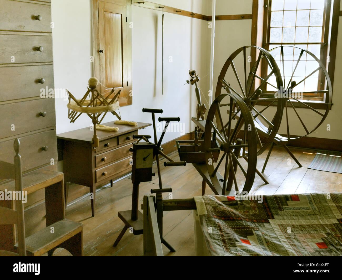 Antique spinning wheel hires stock photography and images Alamy