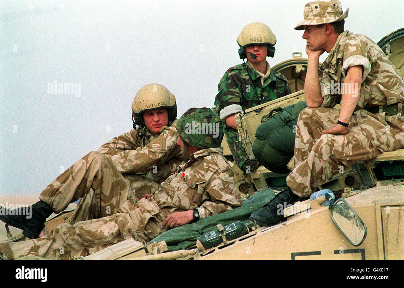 THE GULF WAR: SOLDIERS OF THE ROYAL ENGINEERS ARMOURED DIVISION, INCLUDING 'MARTY' AND 'SMUDGE', TAKE A BREAK ON THEIR COMBAT ENGINE TRACTORS USED FOR SEARCHING OUT LAND MINES IN THE GULF Stock Photo