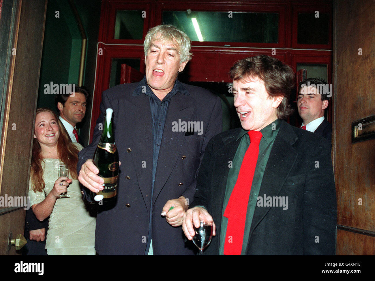 Peter Cook (left) and Dudley Moore open a bottle to celebrate the launch of 'Get The Horn' a video by Derek and Clive at the Cobden working men's club, West London. *27/03/02 Comic duo Peter Cook (left) and Dudley Moore open a bottle to celebrate the launch of 'Get The Horn' a video by Derek and Clive at the Cobden working men's club, West London. British actor Dudley Moore died today, Wednesday 27th March 2002, at his home in New Jersey, aged 66. Moore, who became an unlikely Hollywood heart-throb portraying a cuddly pipsqueak whose charm melted hearts in '10 and Arthur', died of pneumonia Stock Photo