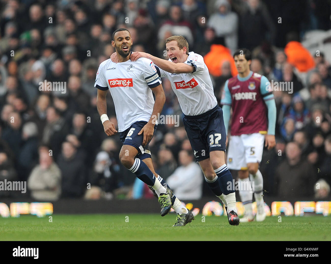 Millwall's Liam Trotter (left) celebrates after scoring their first goal with team mate Harry Kane (right) Stock Photo