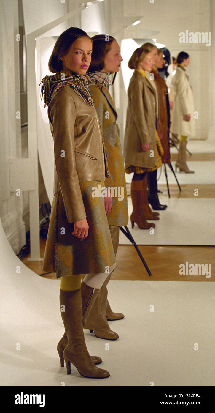 Fashion - London Fashion Week 2000 - Burberry. Models wear clothes from  Burberry at the Autumn/Winter 2000 show, as part of London Fashion Week  Stock Photo - Alamy