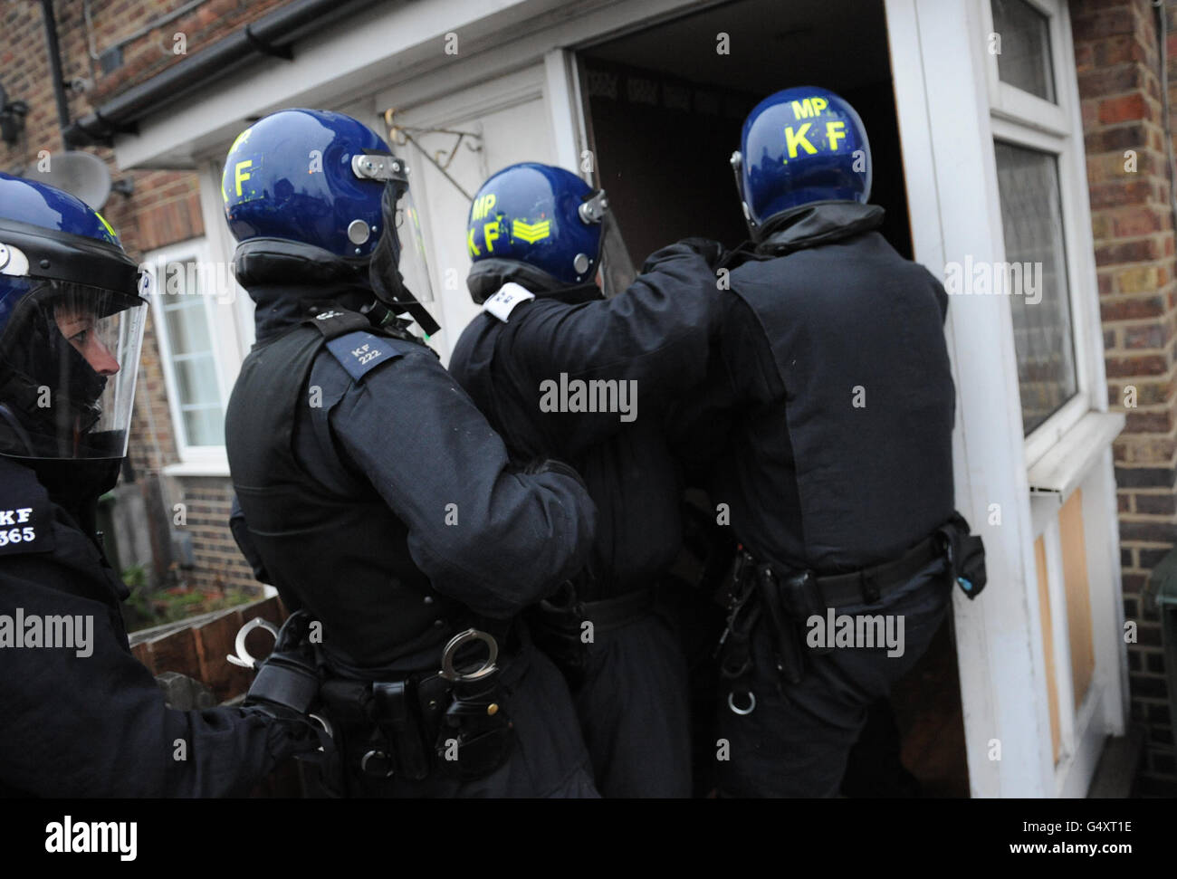 Met police officers gang hi-res stock photography and images - Alamy