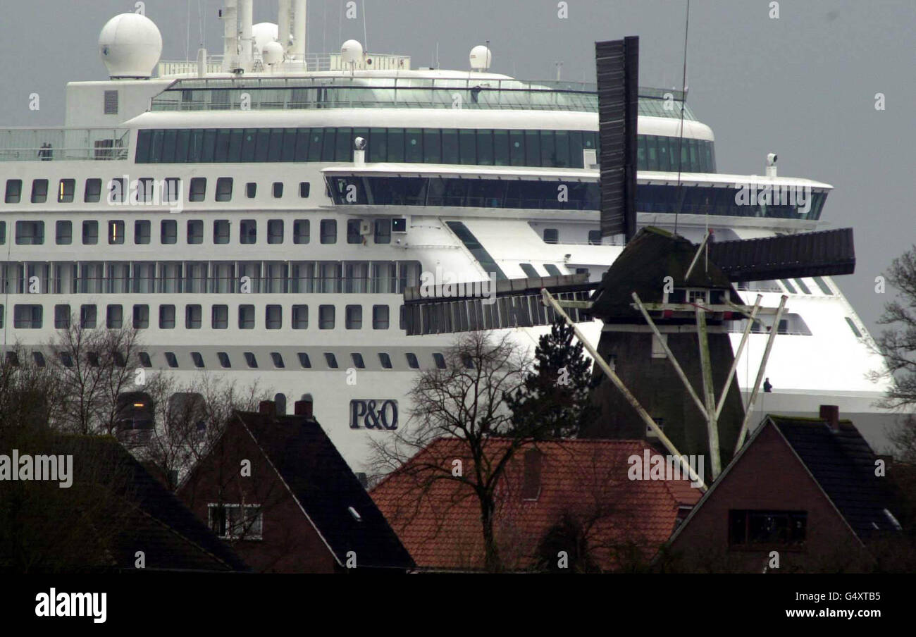 P&O's new Super Liner the 200 million 76,000 ton Aurora leaves the Meyer Werft Yard in Papenburg, north Germany, to be floated down the River Ems to start sea trials. Stock Photo