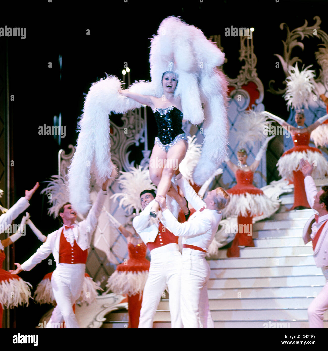 Travel stock - Las Vegas Casino. Showgirl performance at a Las Vegas ...