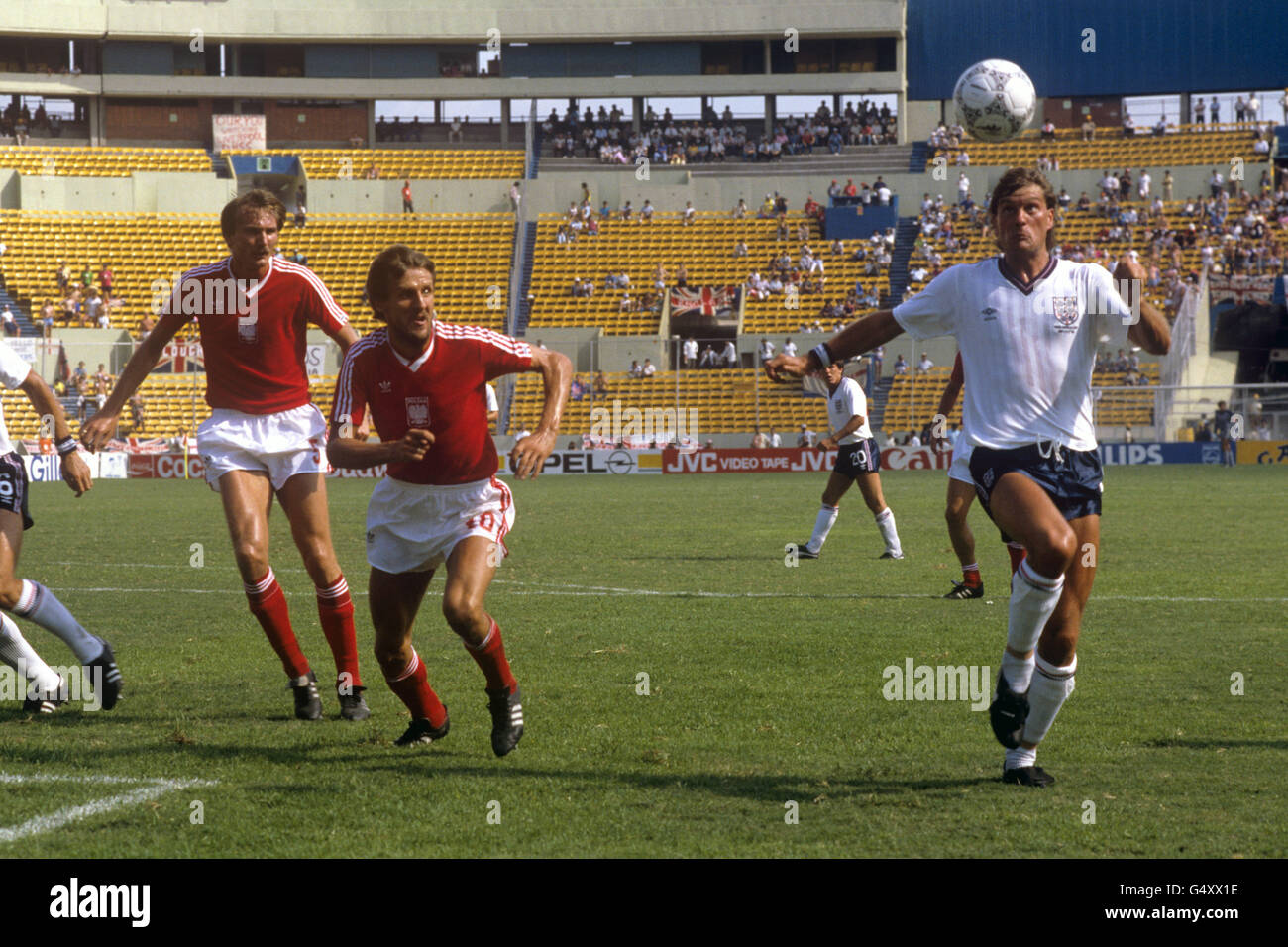 Soccer - FIFA World Cup Mexico 1986 - Group F - England v Poland - Universitario Stadium. England's Glenn Hoddle in action (r) watched by Poland's Roman Wojcicki (l) Stefan Majewski (c). Stock Photo