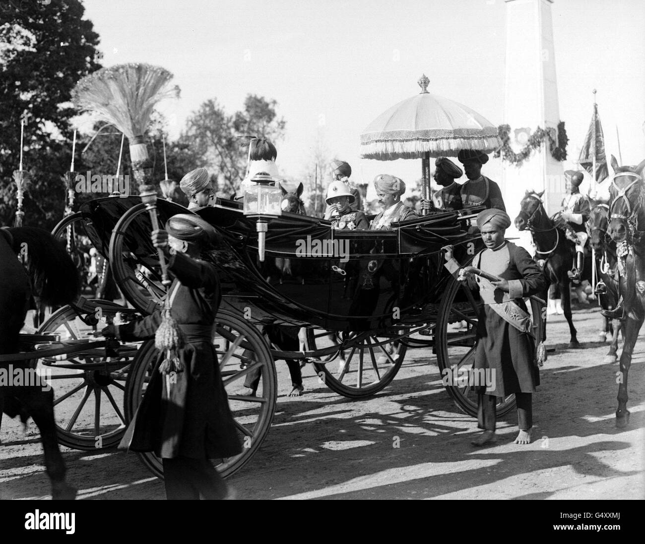 THE BRITISH RAJ: 19th January 1922: The Prince of Wales' tour of Japan and India. The Prince's arrival at Mysore. HRH and the Maharajah of Mysore in a carriage driving to Government House. Stock Photo