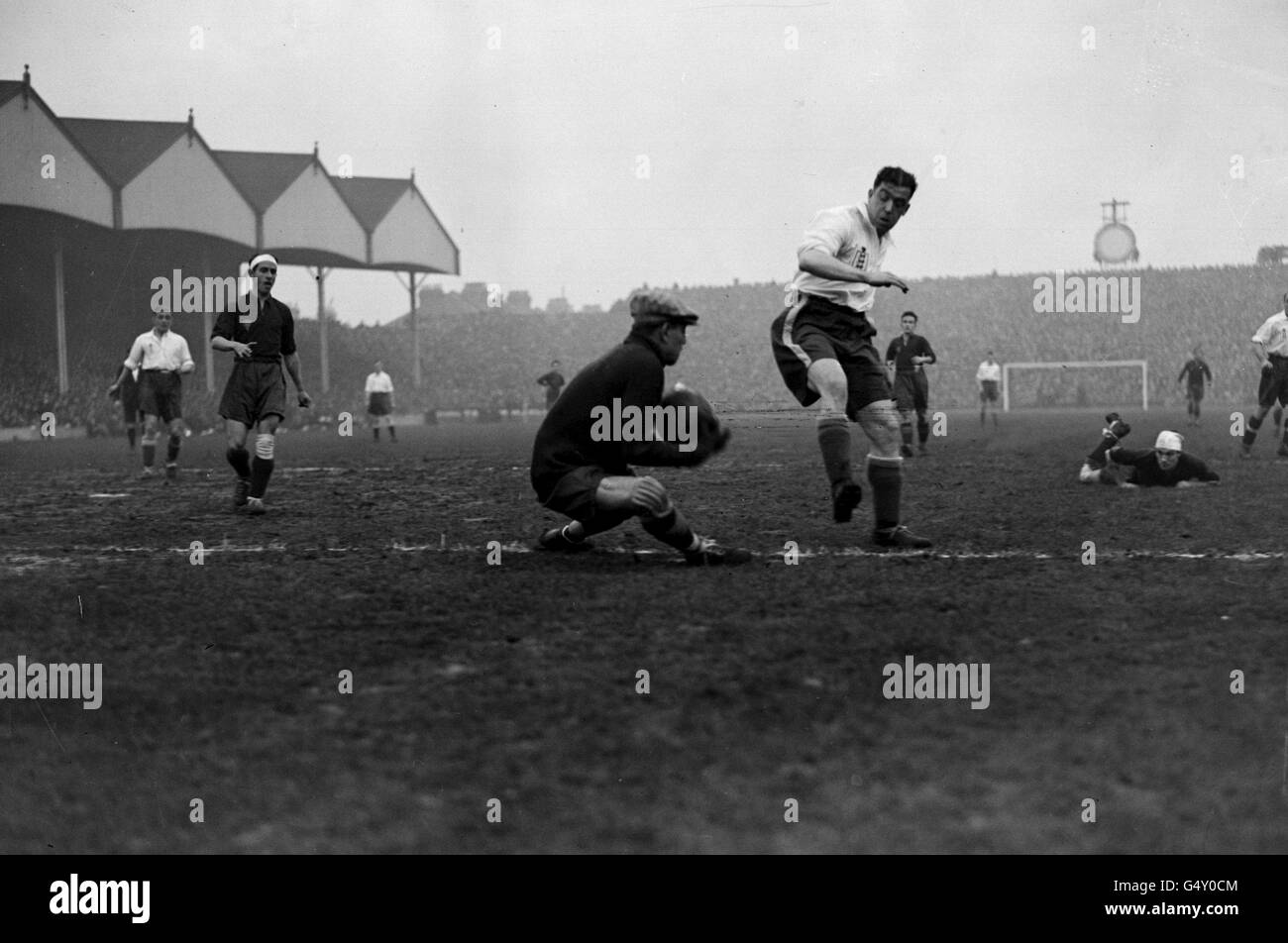 PA NEWS PHOTO 9/12/31 SPAIN DEFEATED IN INTERNATIONAL SOCCER AT HIGHBURY, LONDON. ZAMORA THE SPANISH GOALIE SAVES FROM DIXIE DEAN. Stock Photo