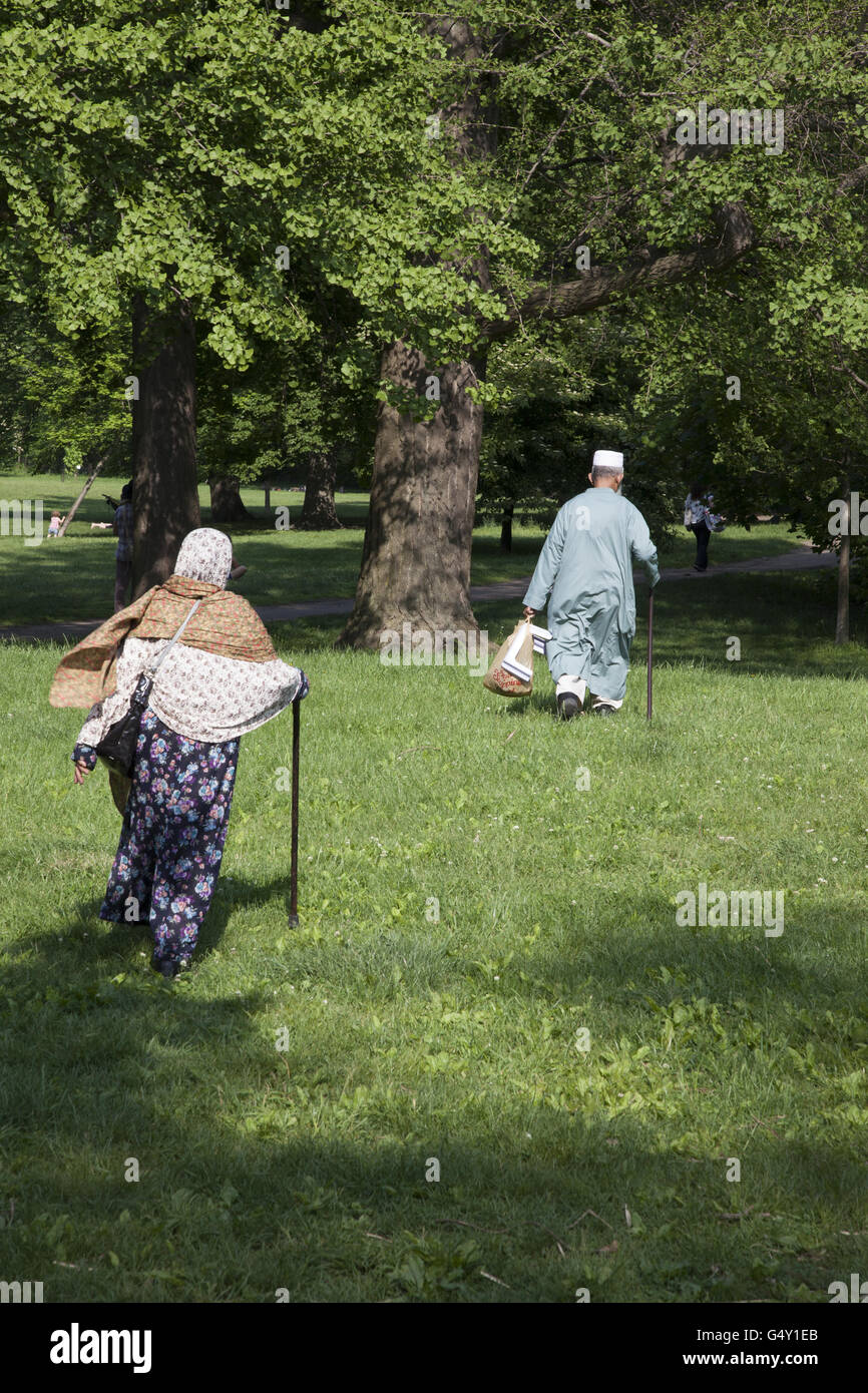 [Image: traditional-old-muslim-couple-with-the-w...G4Y1EB.jpg]