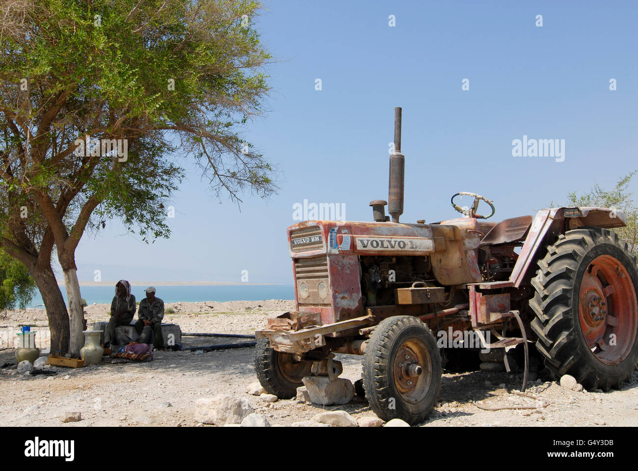 JORDAN , failed farming due to water shortage in Jordan valley and at Dead Sea, abandoned Volvo BM 650 tractor / JORDANIEN , Wassermangel  im Jordan Tal und am Toten Meer, kaputter Traktor Stock Photo