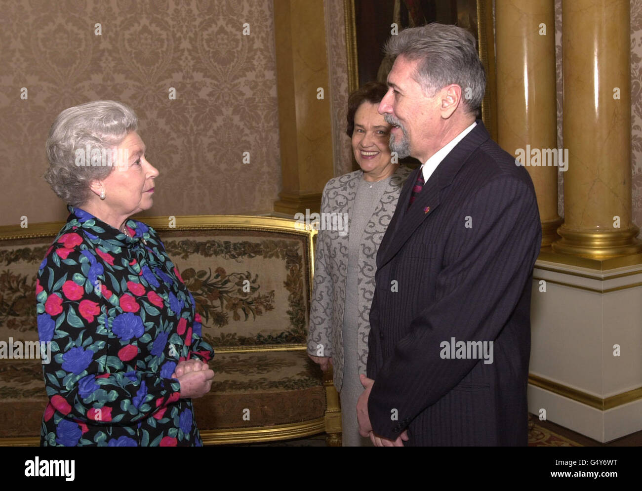 HRH Queen Elizabeth II, received President Constantinescu of Romania and also Mrs Constantinescu at Buckingham Palace in London. Stock Photo