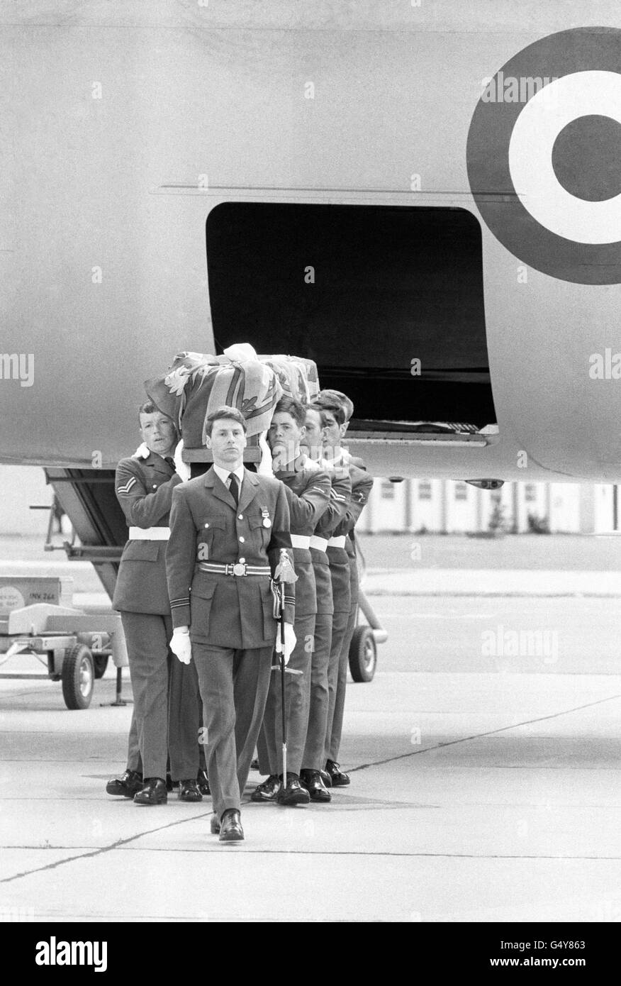The coffin carrying the Duke of Windsor's body is seen draped with his personal standard as it is borne from the VC 10. It was taken to the Church of the Ascension, Benson, where it will stay for one night. Stock Photo