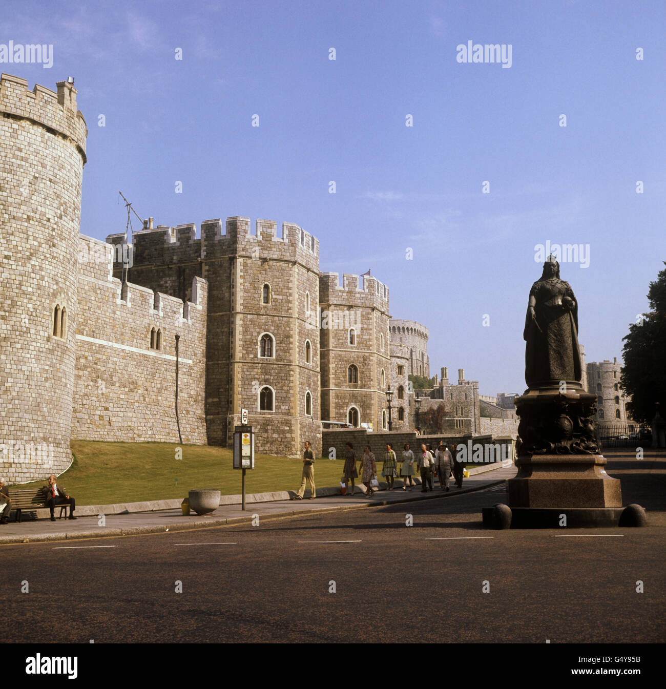 A general view of Windsor Castle and the Sir Edgar Boehm statue of Queen Victoria, which was erected in 1887 in celebration of the queen's Golden Jubilee. Stock Photo