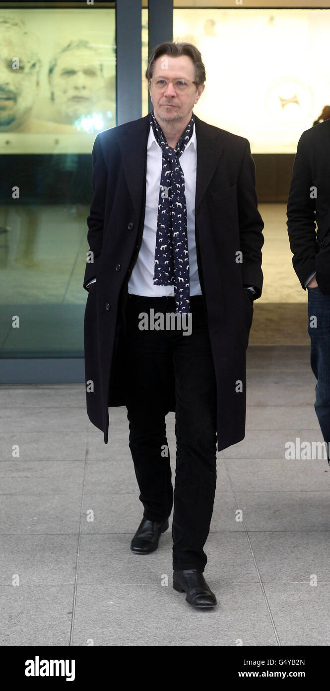 harry potter kissing hermione granger and touching her boobs Prompts |  Stable Diffusion Online, image size:665x1390