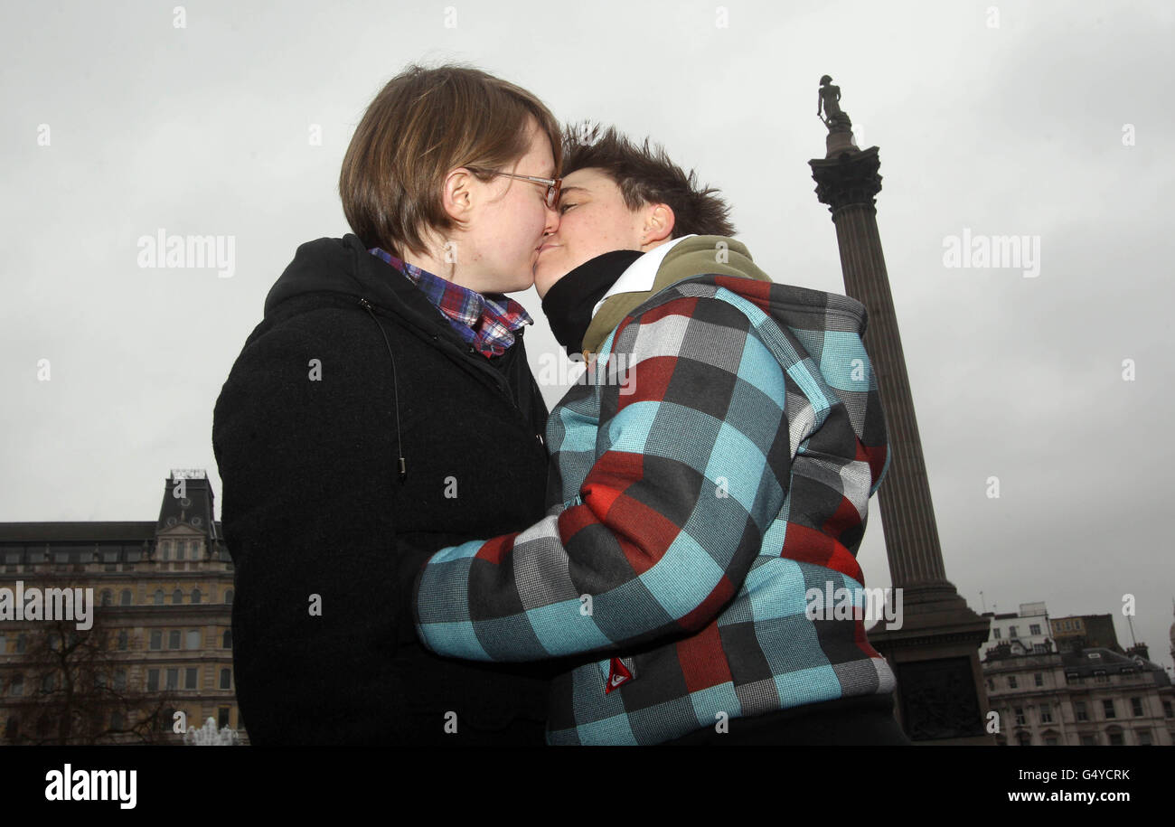 Lesbians Kiss