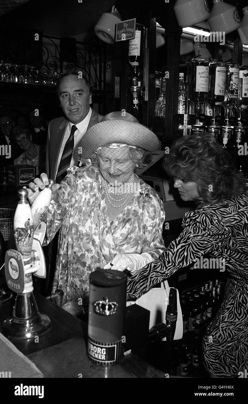 Queen Mother Pulls Pint Stock Photo