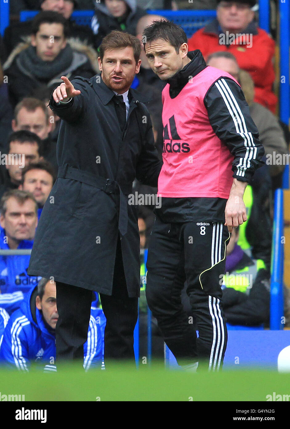 Soccer - FA Cup - Fifth Round - Chelsea v Birmingham City - Stamford Bridge. Chelsea manager Andre Villas-Boas (left) chats with oncoming substitute Frank Lampard on the touchline Stock Photo