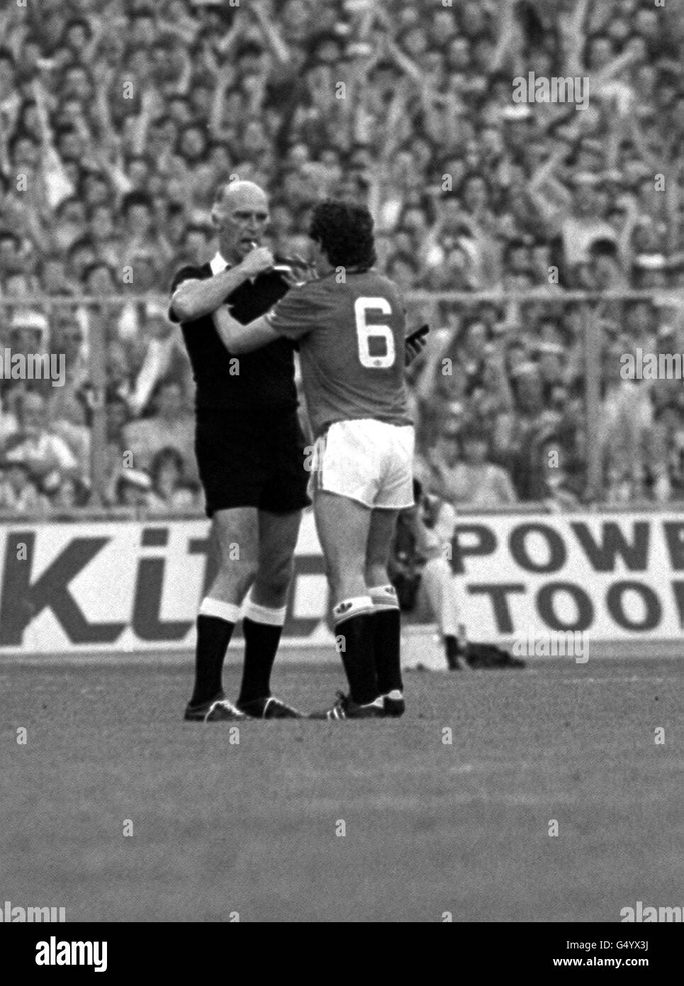 PA Photo 18/5/1985 Manchester United's Kevin Moran clutches referee Peter Willis in protest who sent him off for a foul on Everton's Peter Reid during the FA Cup Final at Wembley in London. Stock Photo