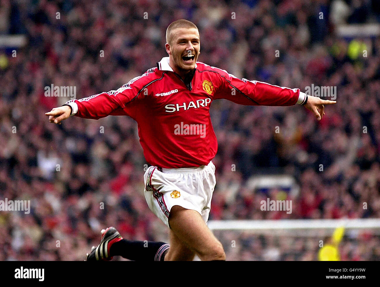 Manchester United's David Beckham celebrates at the end of the game against  Olympiakos Stock Photo - Alamy