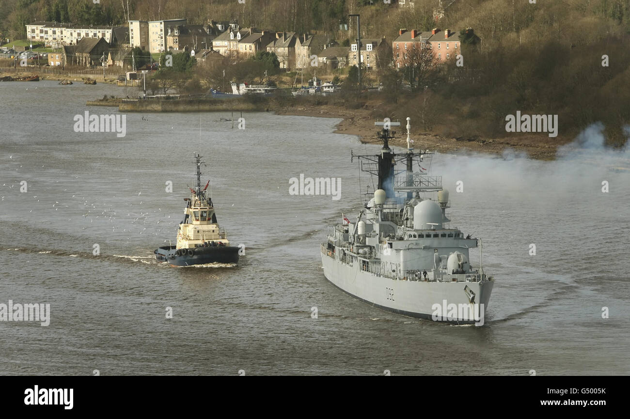 HMS Liverpool sails up the River Clyde. STANDALONE PHOTO: Type 42 destroyer HMS Liverpool sails up the River Clyde on a four-day visit to Glasgow. Stock Photo