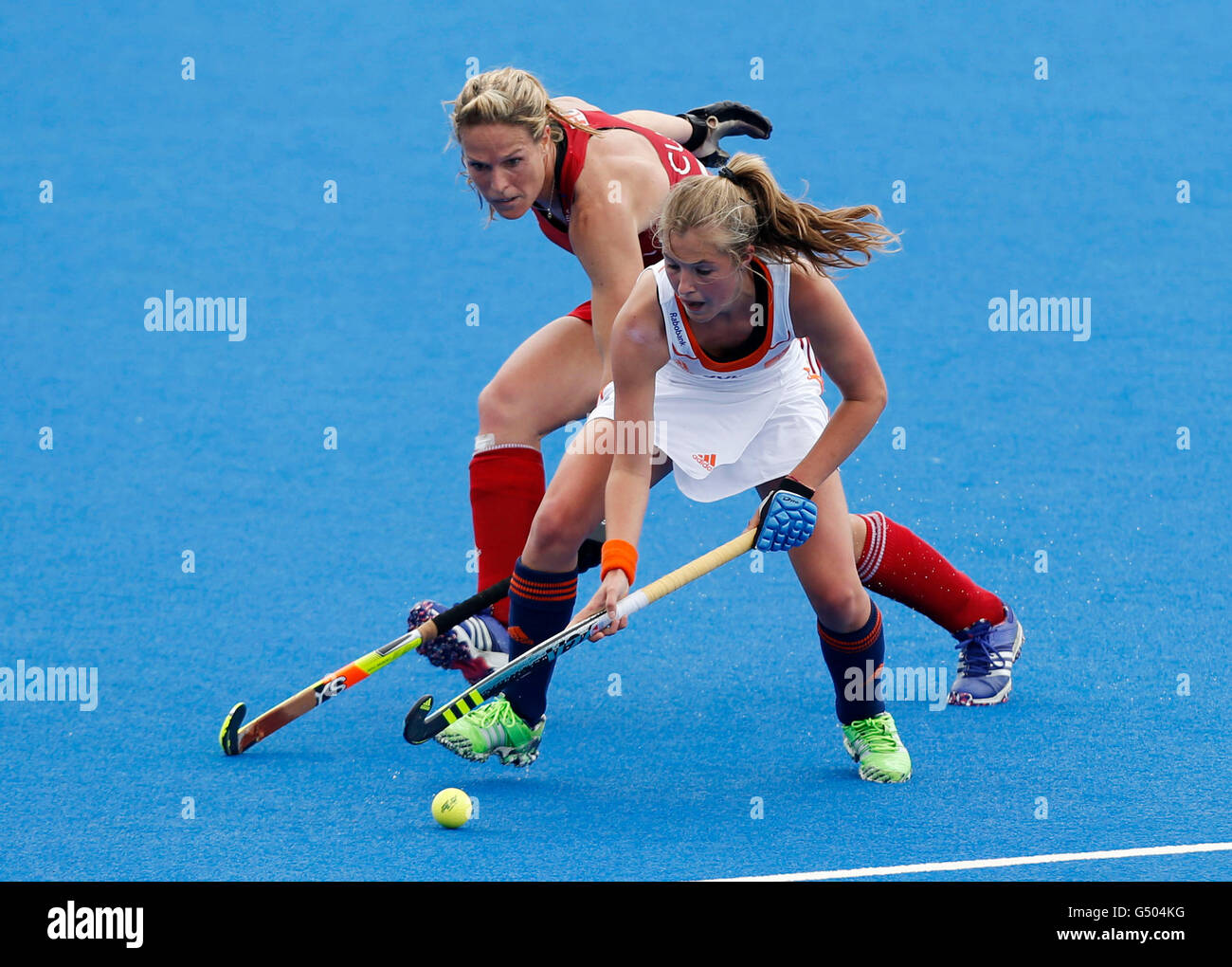 Netherland's Xan de Waard and Great Britain's Susannah Townsend during the pool match between Netherlands and Great Britain on day two of the FIH Women's Champions Trophy at the Queen Elizabeth Olympic Park, London. Stock Photo