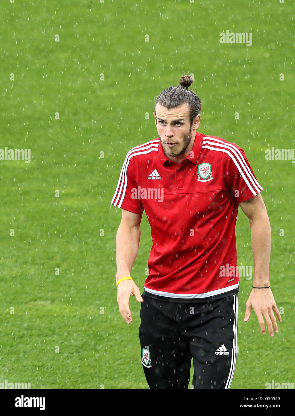 Wales' Gareth Bale takes shelter from the rain, during the walk around at  the Stadium Municipal, Toulouse, France Stock Photo - Alamy