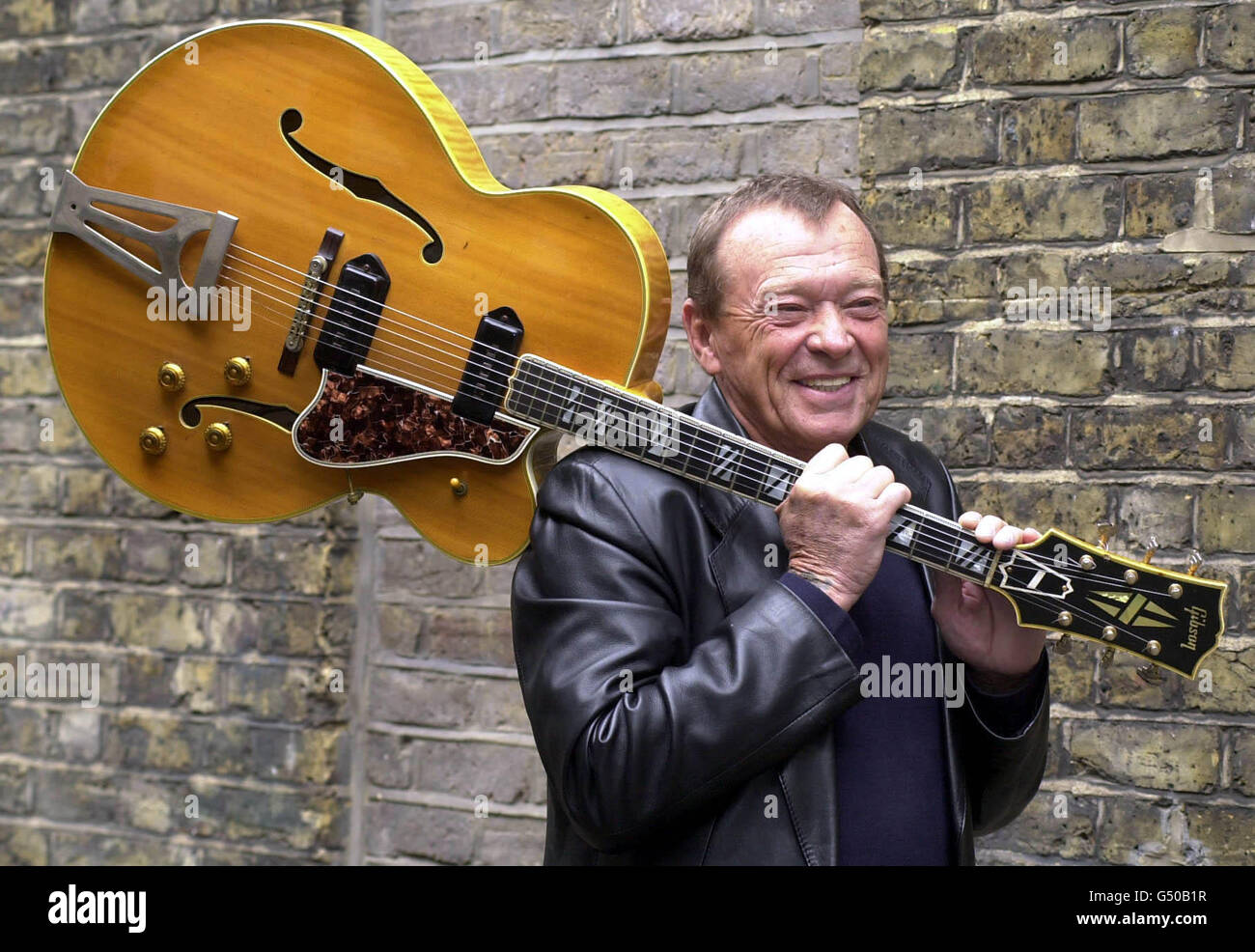 American record producer Lincoln 'Chips' Moman in London with his 1957 Gibson Super 400 CES guitar, which was played by Scotty Moore, a musician who performed with Elvis Presley between 1957 and 1961, and is expected to fetch up to 35,000 at Christies. * .... South Kensington sale of Pop Memorabilia and Guitars. Stock Photo