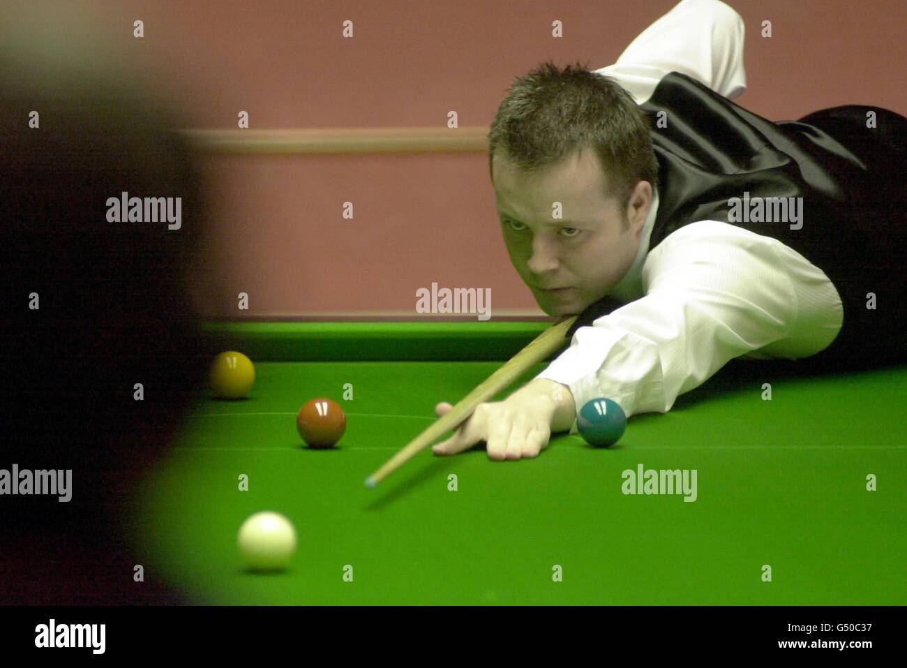 Snooker action cueing john higgins hi-res stock photography and images
