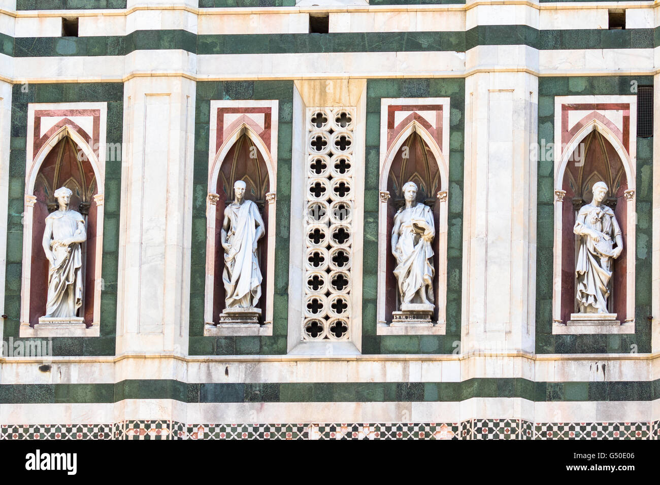 Statues on the wall to the Cattedrale di Santa Maria del Fiore in Florence Stock Photo