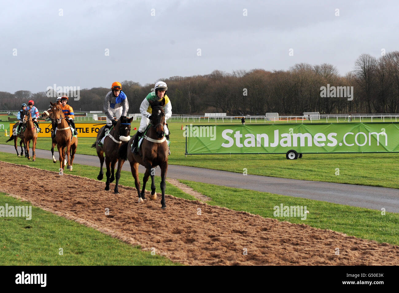 Tippering ridden by Henry Oliver (front) lead the runners and riders to the start of the Play Online Now At StanJames.com Casino! Handicap Hurdle Stock Photo