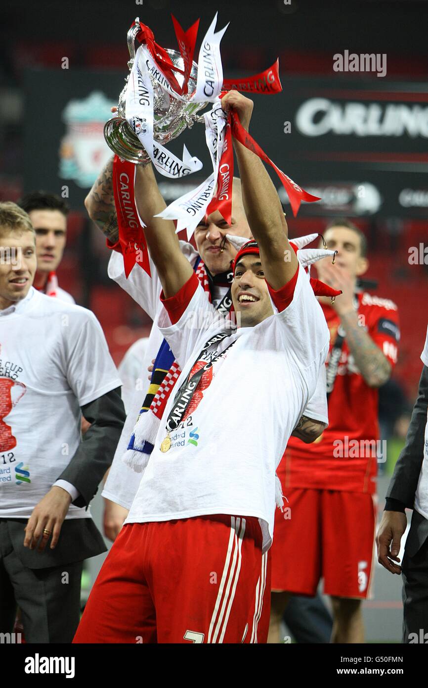 Liverpool's Luis Suarez celebrates with the Carling Cup trophy Stock ...