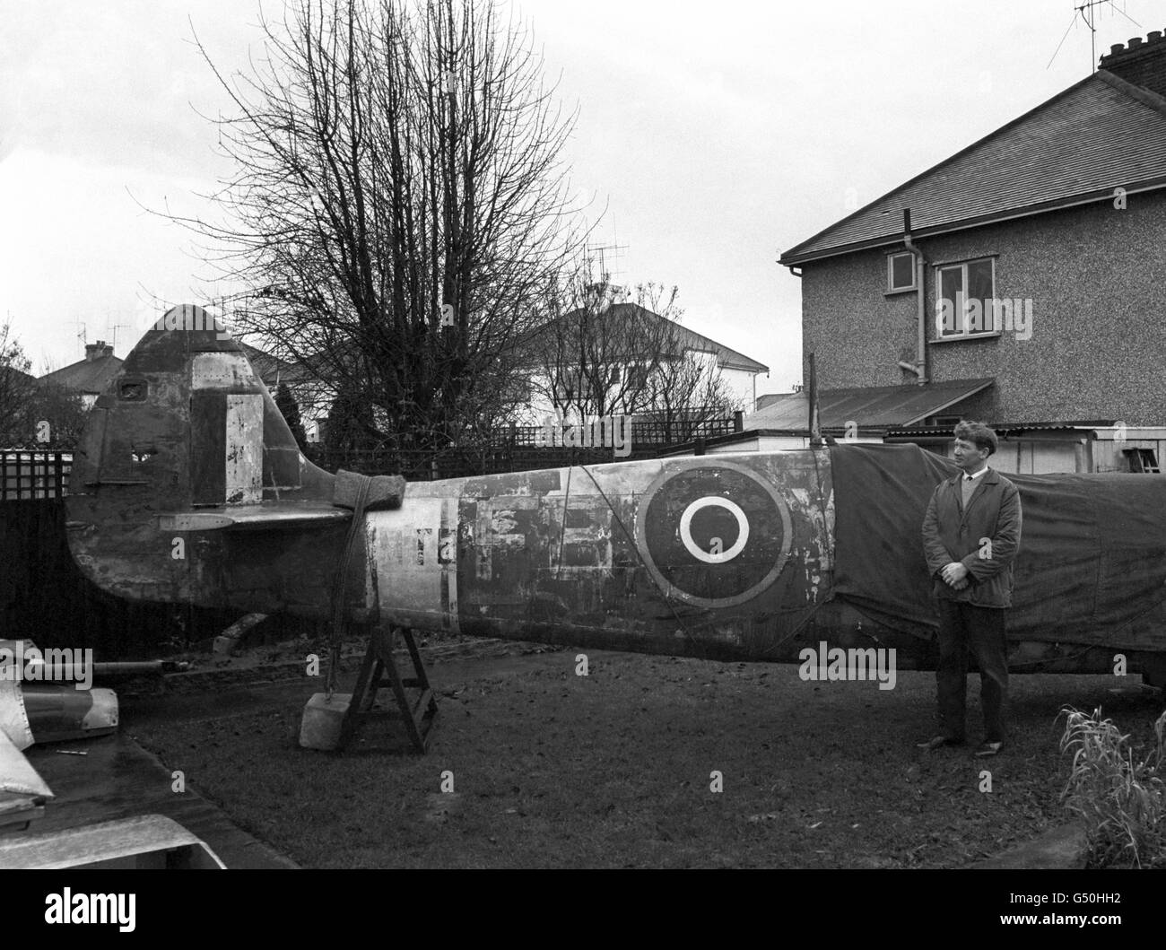 Mr. William Francis with a World War Two Spitfire in the garden of his Essex home. Having worked with them during the war and growing a sentimental attachment to them, he decided to buy this damaged one from RAF Henlow to renovate Stock Photo