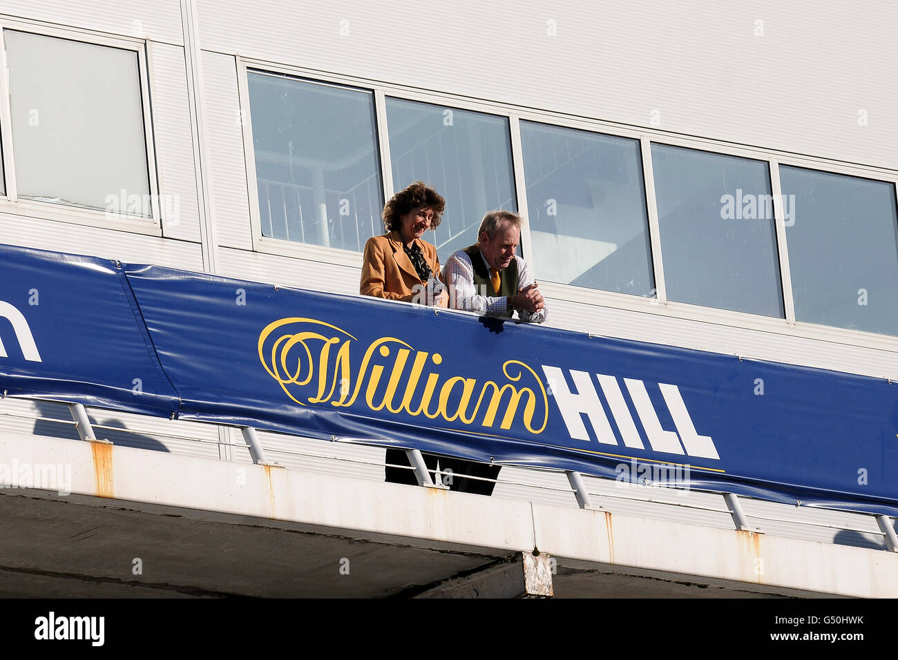 Horse Racing - Racing Plus Chase Day - Kempton Park. Racegoers soak up the atmosphere at Kempton Park Stock Photo