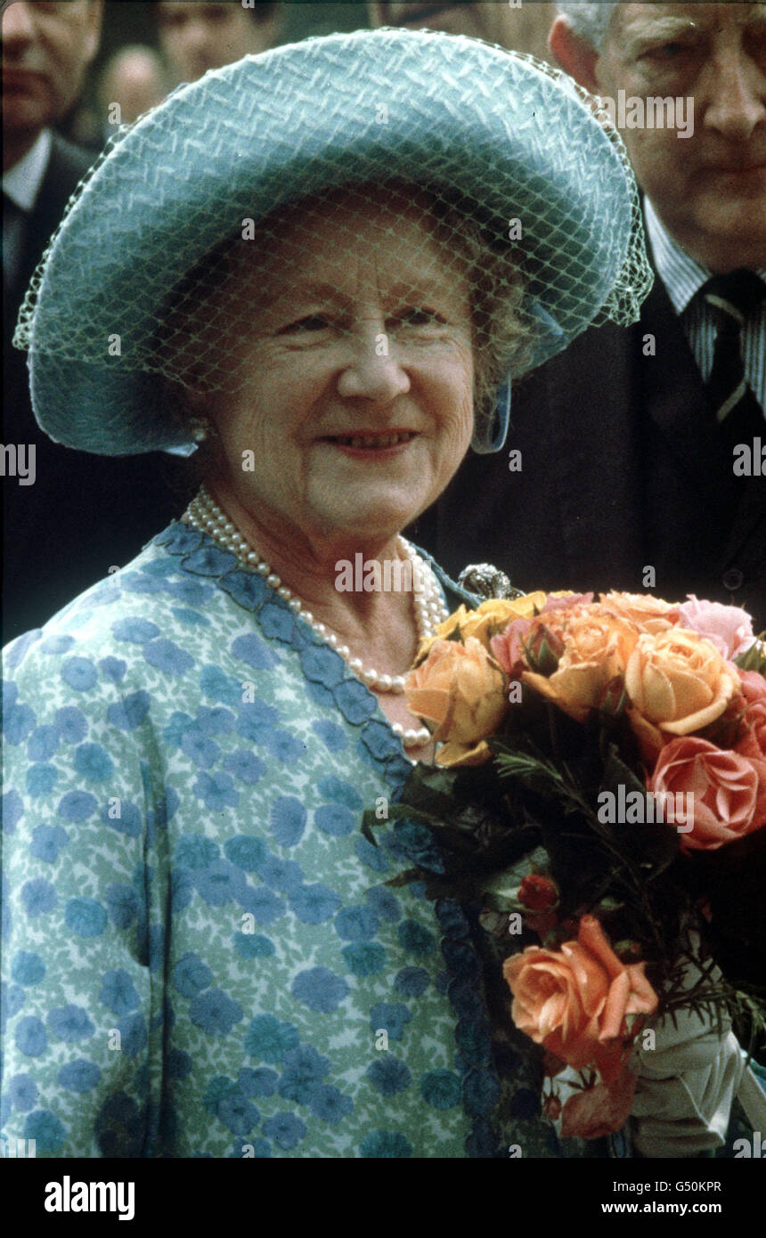 https://c8.alamy.com/comp/G50KPR/queen-mother-1980-the-queen-mother-holds-a-bunch-of-roses-picked-from-G50KPR.jpg
