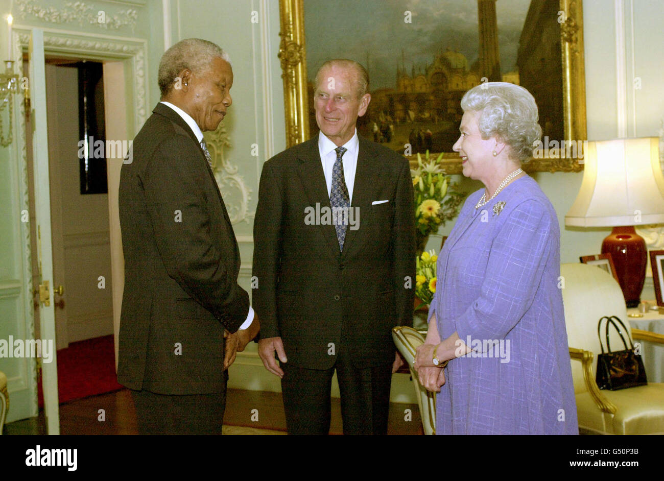 Former South African President Nelson Mandela joins the Queen and the Duke  of Edinburgh for tea at Buckingham Palace, London Stock Photo - Alamy