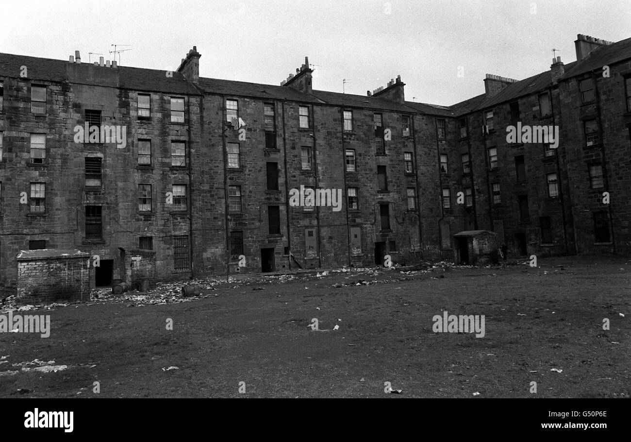 SLUM DWELLINGS: A tenement building in Glasgow, Scotland. Stock Photo