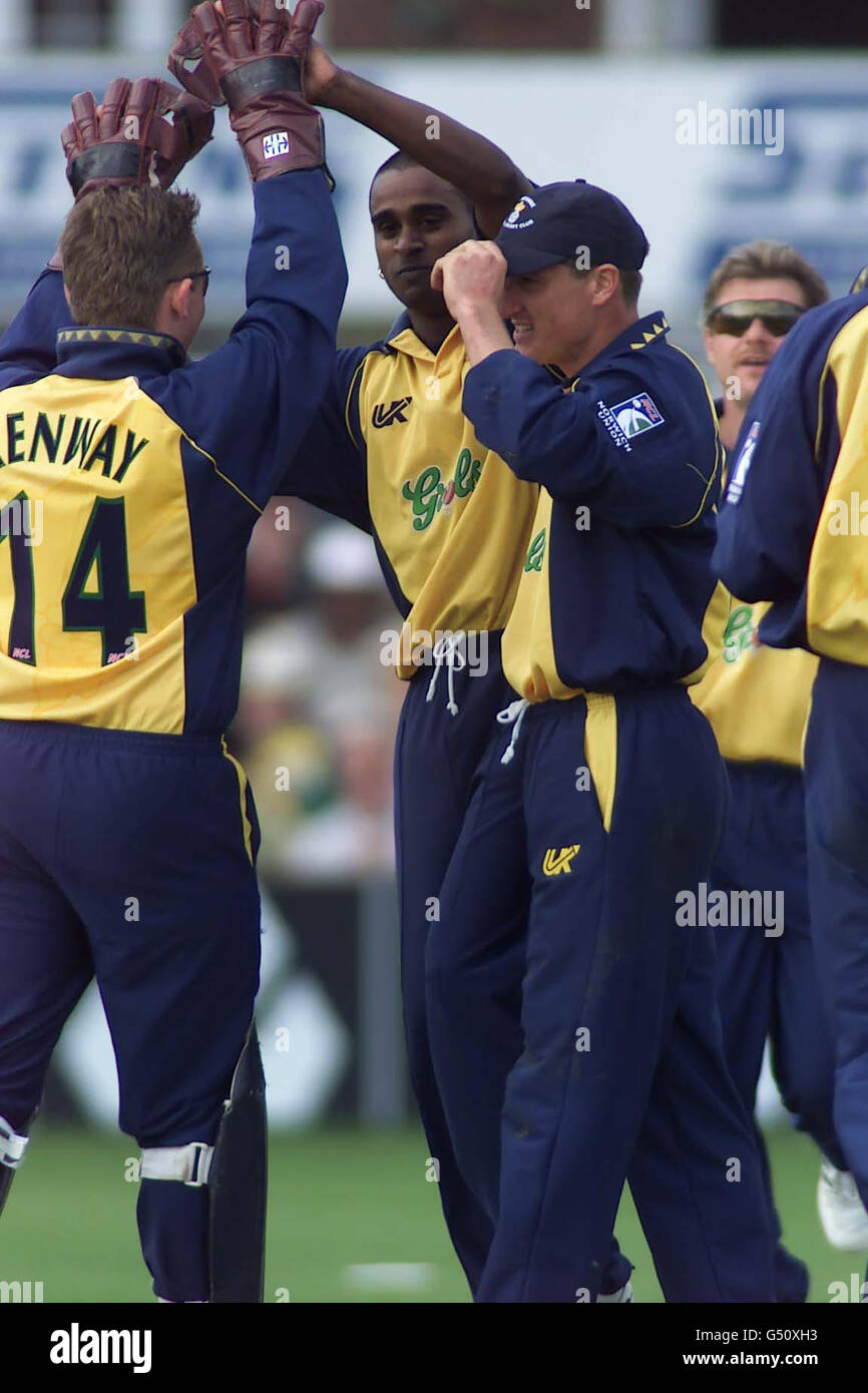 Hampshire bowler Dimitri Mascarenhas (centre, facing camera) celebrates his second wicket. during the Norwich Union National Cricket League match between Hampshire Hawkes and Warwickshire Bears at the County Ground, Southampton. Stock Photo