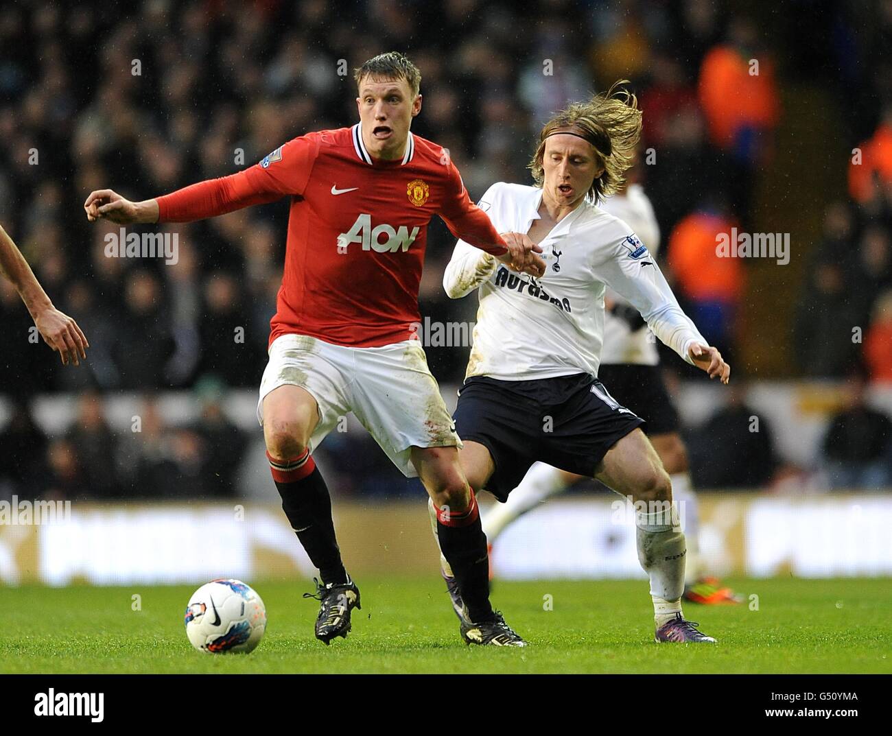 Soccer - Barclays Premier League - Tottenham Hotspur v Manchester United - White Hart Lane. Manchester United's Phil Jones (left) and Tottenham Hotspur's Luka Modric battle for the ball Stock Photo