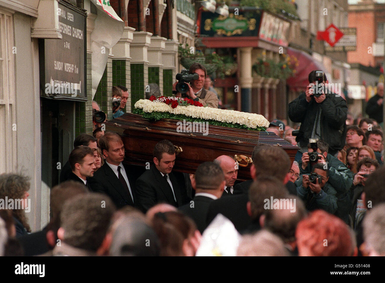The coffin containing former gangster Ronnie Kray is taken from the funeral parlour in Betnal Green before the cortage left for St. Matthew's church and burial at Chingford Mount Cemetary. Stock Photo
