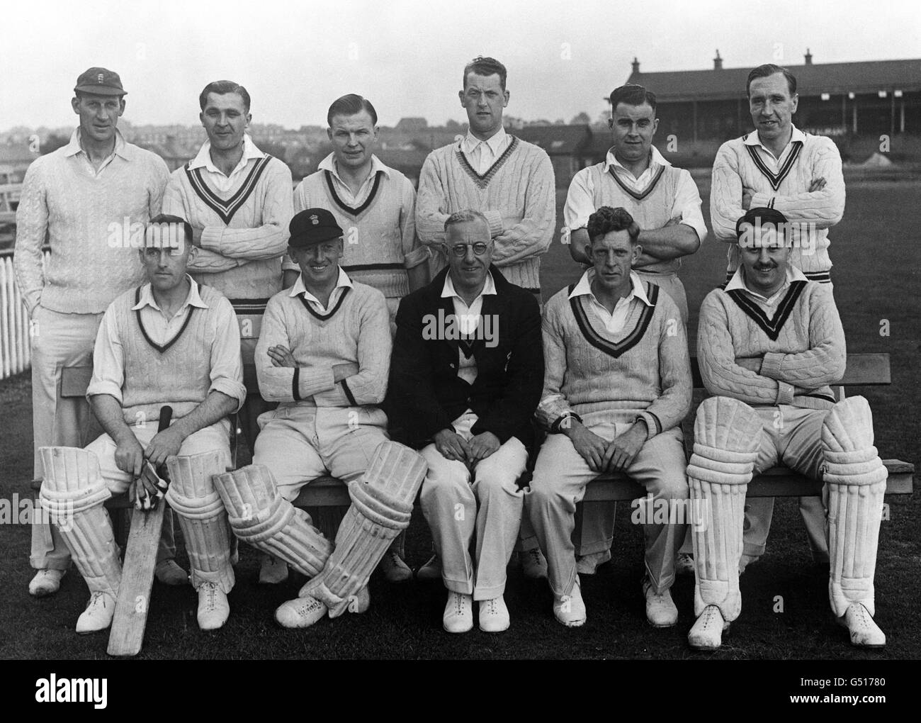 Derbyshire County Cricket Club team group left to right : Back row : George Pope, Alan Revill, Arnold Townsend, Clifford Gladwin , Frederic Eric Marsh , George Dawkes. Front: Charles 'Charlie' Elliott, Denis Smith, Edward Gothard (Capt) , William Henry 'Bill' Copson , David Brooke-Taylor Stock Photo