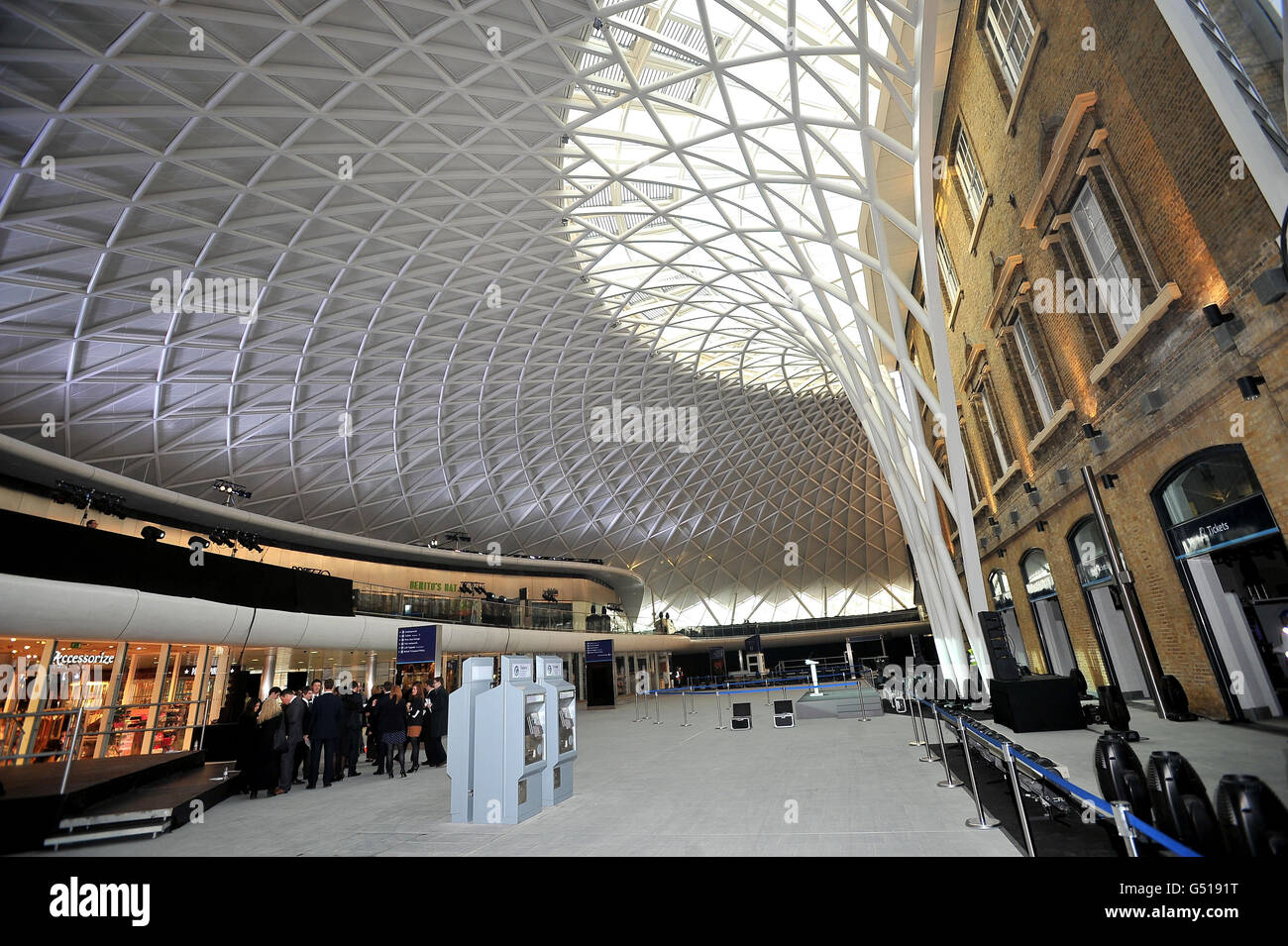 Newly opened kings cross concourse hi-res stock photography and images ...