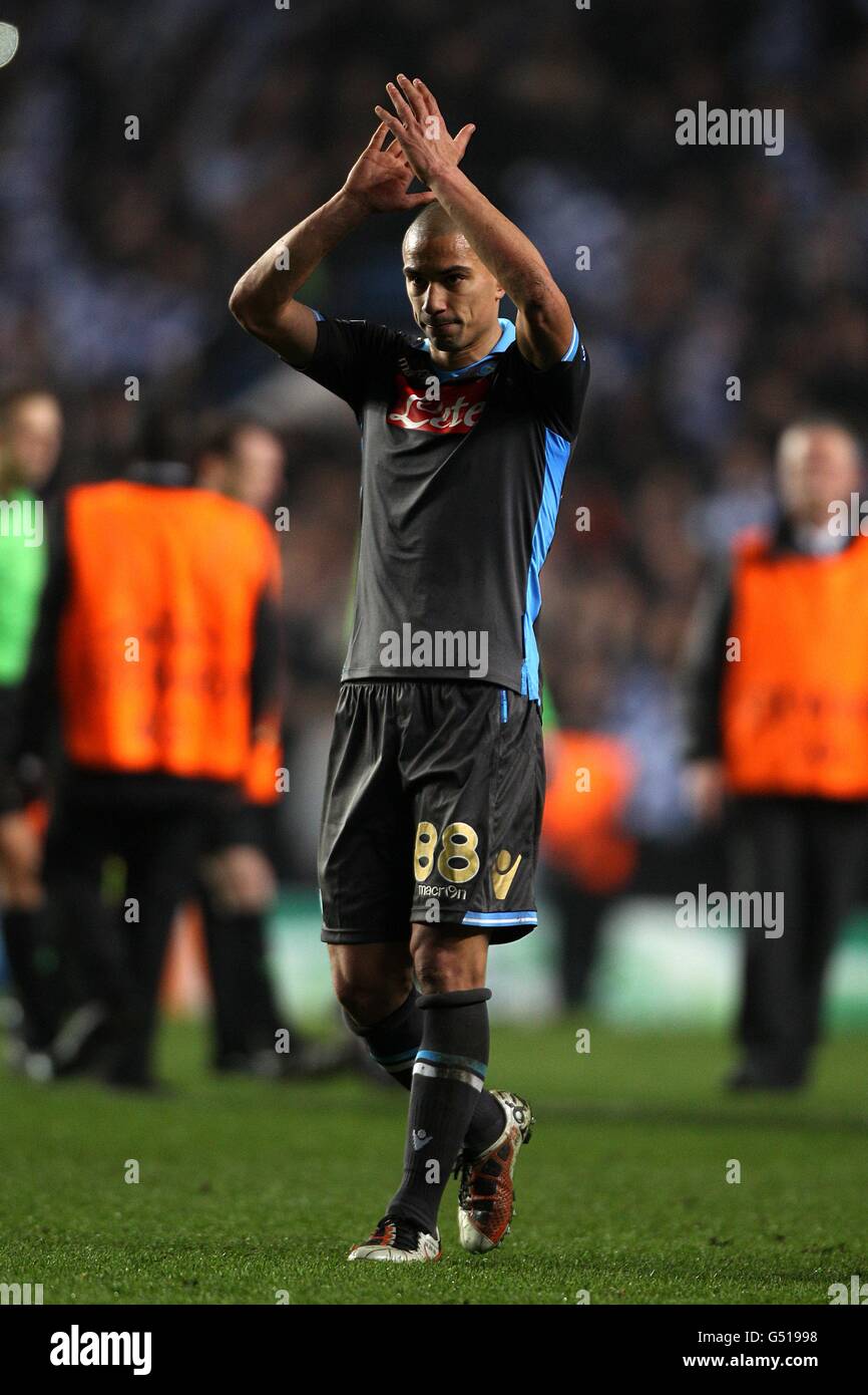Soccer - UEFA Champions League - Round of 16 - Second Leg - Chelsea v Napoli - Stamford Bridge. Napoli's Gokhan Inler acknowledges the crowd after the final whistle. Stock Photo