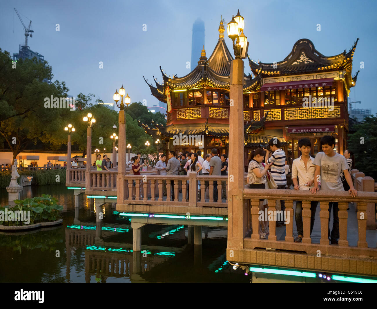China, Shanghai, promenade in front of a decorated house in Old Town, the newly built Old Town of Shanghai Stock Photo