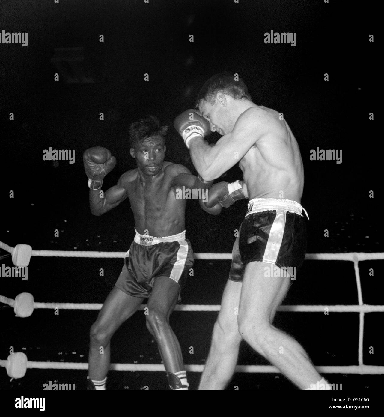 American Joe Brown (l) and British challenger Dave Charnley (r) during the early stages of their fight. Joe Brown went on to win on points after 15 rounds. The fight was voted 1961 Ring Magazine Fight of the Year. Stock Photo