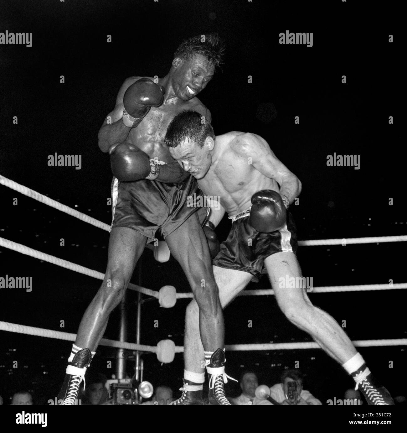 British challenger Dave Charnley (r) works on the lower body of American Joe Brown during the fight. Joe Brown went on to win on points after 15 rounds. The fight was voted 1961 Ring Magazine Fight of the Year. Stock Photo